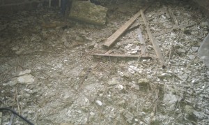 Diverse rester af loftet på gulvet.