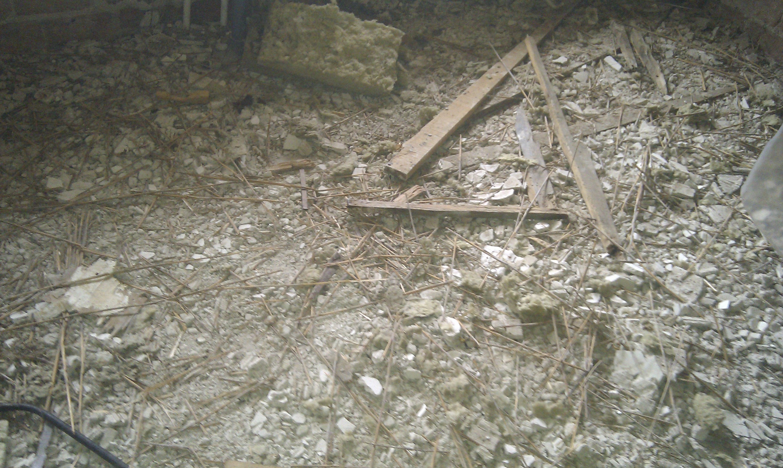 Diverse rester af loftet på gulvet.